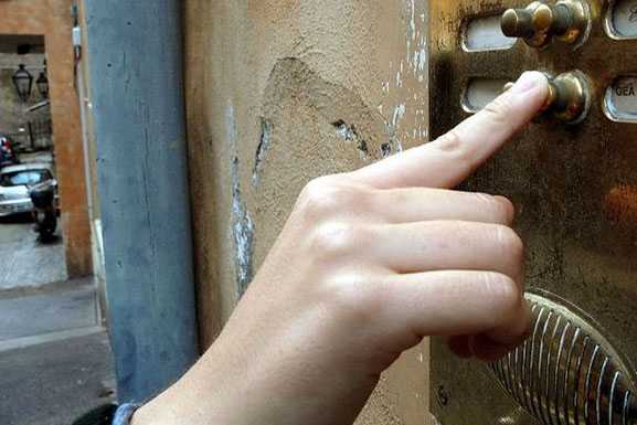 Lecco. Falsi addetti a domicilio, Acinque: “Spingono a cambiare fornitore, attenzione”