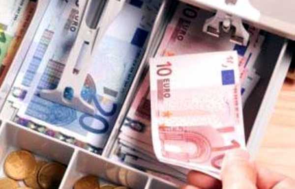 Vendono il bar, si fanno assumere dal nuovo titolare e gli fregano 60mila €