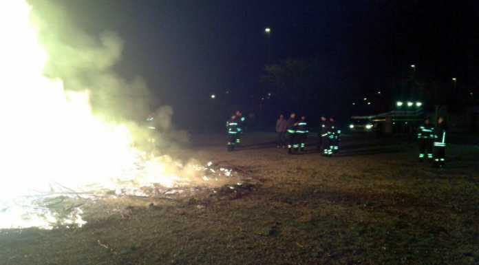 I pompieri festeggiano il 2015 con un falò aspettando la caserma