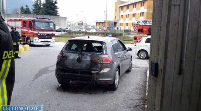 VIDEO – Auto in fiamme in un garage, paura in via Balicco