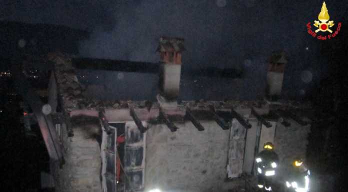 Calolzio. Cascinale in fiamme, Vigili del Fuoco impegnati per ore