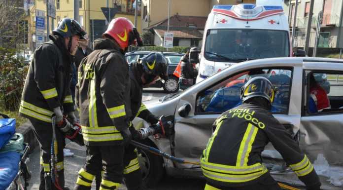 Schianto al rondò dell’ospedale: paura per nonno e nipote