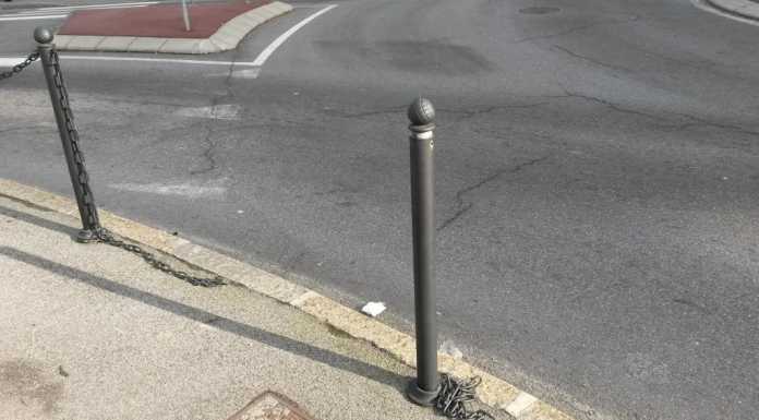 Vandali in viale Montegrappa: via le catene dai pali