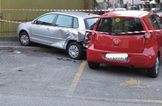 Si schianta contro tre auto e fugge, la Polizia Locale lo “incastra”