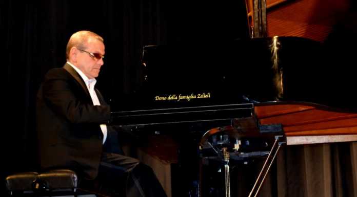 Enrico Lisi in concerto affascina il pubblico mandellese