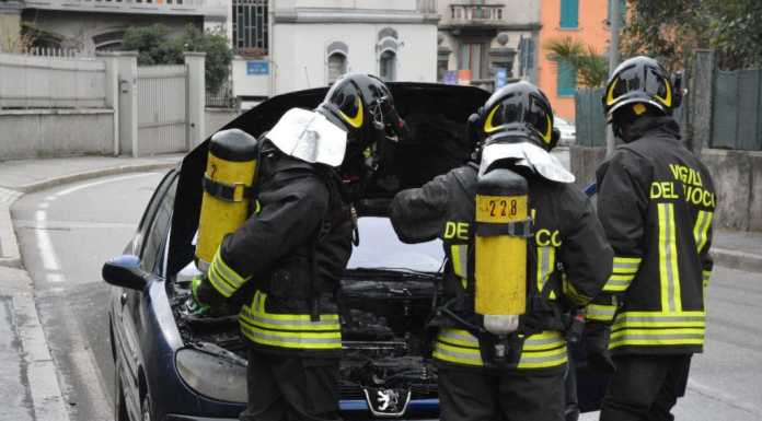 Auto in fiamme in c.so Promessi Sposi, spavento per una donna