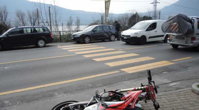 Perde il controllo della moto e finisce contro un’auto, 20enne ferito