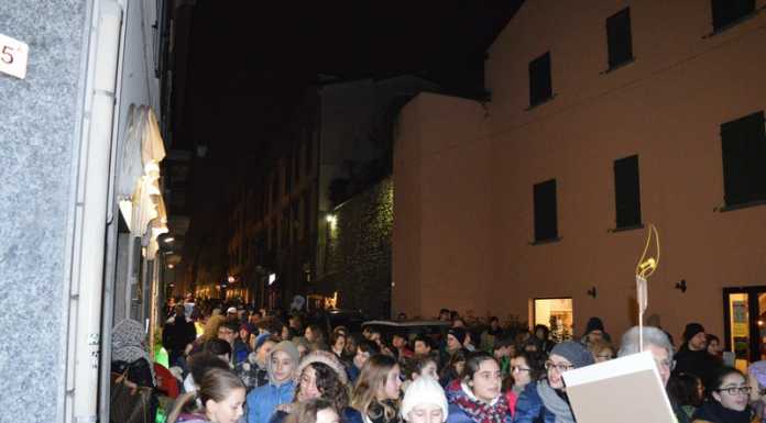 M’illumino di meno, anche Lecco si spegne, in 200 al corteo