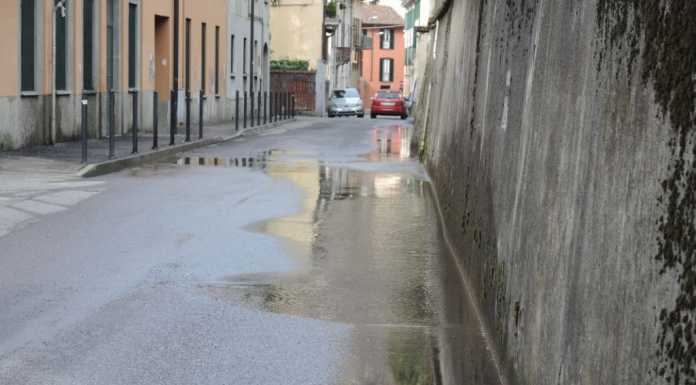 La perdita crea un fiume in Via Agliati. “E’ così da sei settimane”