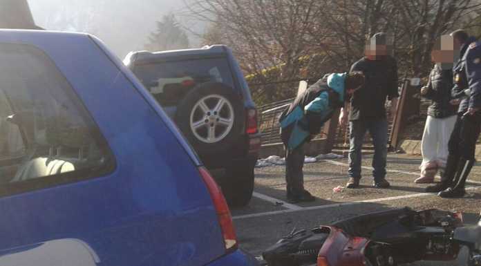 Ballabio, auto contro moto, paura per un motociclista