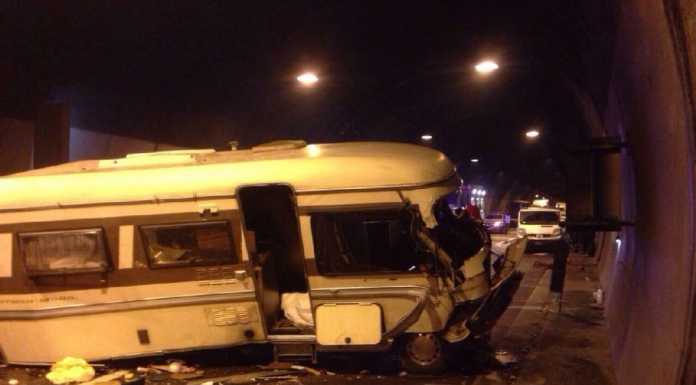 Furgone tampona un camper che si ribalta: carambola in SS36