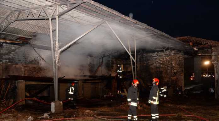 Colico, incendio in un capannone Vigili del Fuoco al lavoro