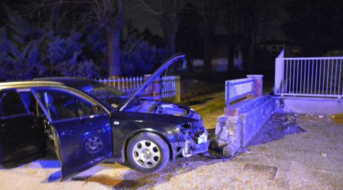 Inseguiti causano un incidente e scappano: è caccia ai ladri