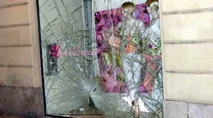 Retromarcia maldestra e sfonda la vetrina di Luisa Spagnoli