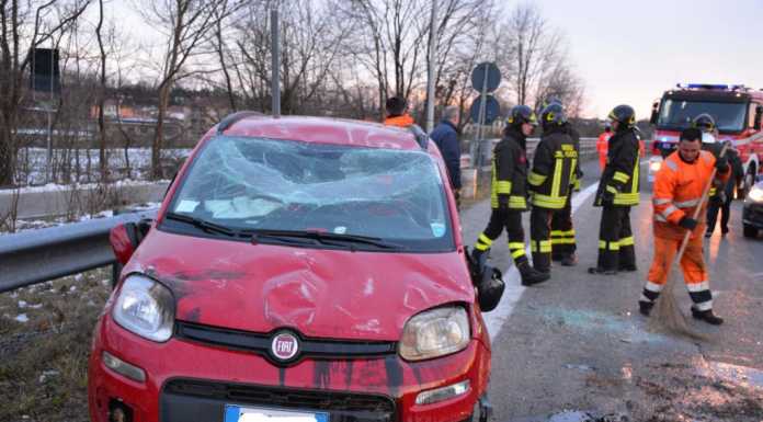 Auto si ribalta allo svincolo di Molteno: ferita una 67enne