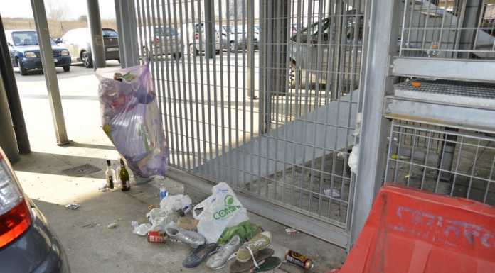 Calolziocorte, che vergogna, parcheggio trasformato in un immondezzaio