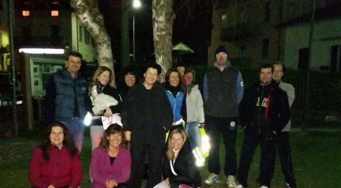 Carenno: torce e pettorine per il gruppo di cammino serale