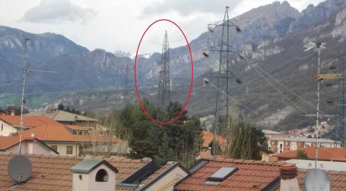 Olginate: corto circuito manda in fiamme un traliccio elettrico