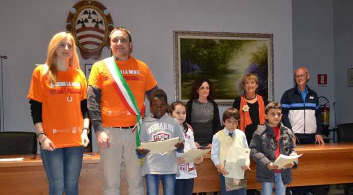 Mandello consegna la cittadinanza civica a quattro bimbi stranieri