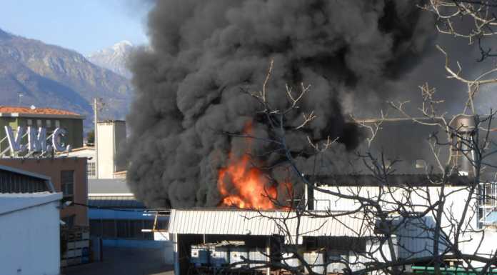 Civate: incendio alla VMC, in fiamme cisterne di acido