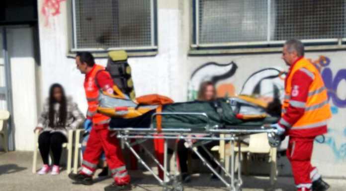 Contrasto in campo tra due giocatori: uno finisce all’ospedale