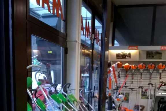 Con un piccone sfondano la vetrata e rubano le motoseghe