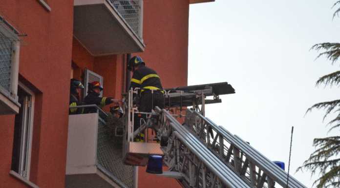 Malore in casa per un’anziana, i pompieri la raggiungono dalla finestra