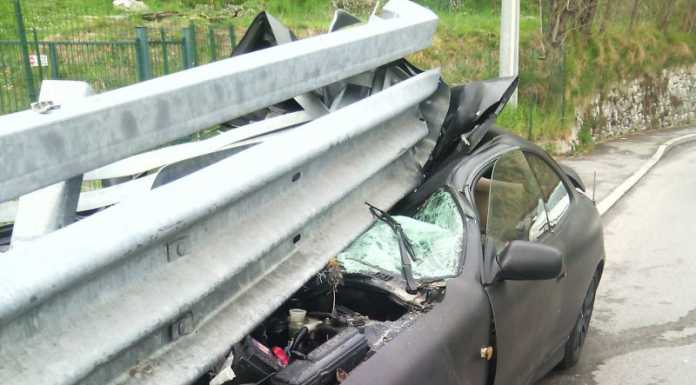 Fugge dai CC, si schianta e scappa. Caccia all’uomo