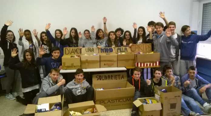 Le medie di Calolzio donano la raccolta viveri alla Caritas
