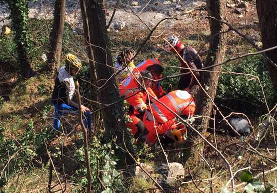 Oliveto, esce di strada con la bici e finisce in dirupo. Paura per un ciclista (VIDEO)