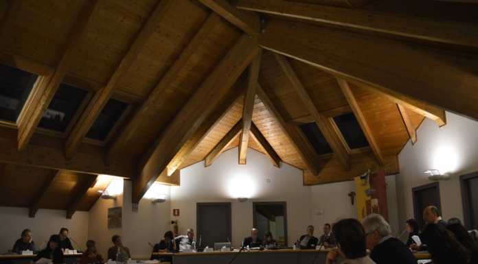 Calolzio: “sì” al bilancio ma è bufera sull’Imu. Scontro in maggioranza