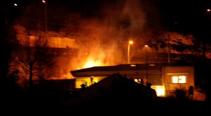 Fiamme a Cereda nel giardino di una villa, si sospetta il dolo