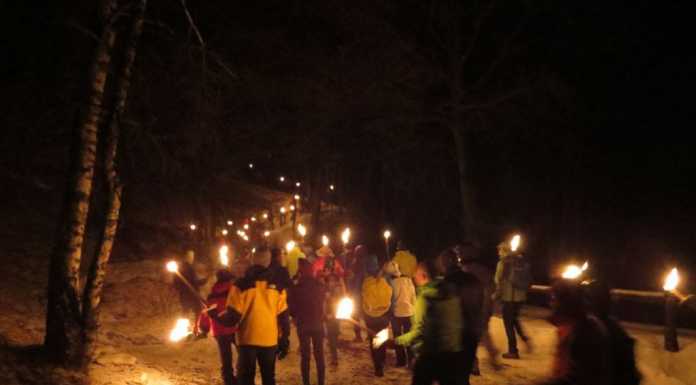 In 100 alla fiaccolata in memoria di Marco Butch Anghileri