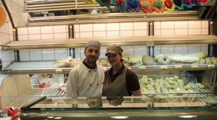 Via Bovara, in tanti a dare il bentornato a Paolo il Pasticcere