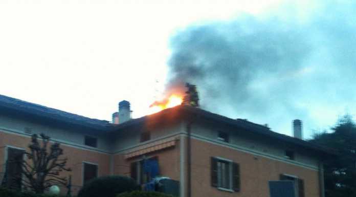Pescate, a fuoco il tetto di una casa, pompieri provvidenziali