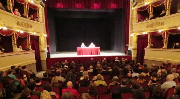 Incontenibile Mauro Corona al Teatro Sociale di Lecco