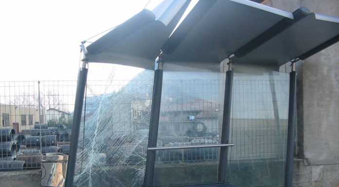 Civate. Camion demolisce una pensilina, il sindaco su FB cerca testimoni