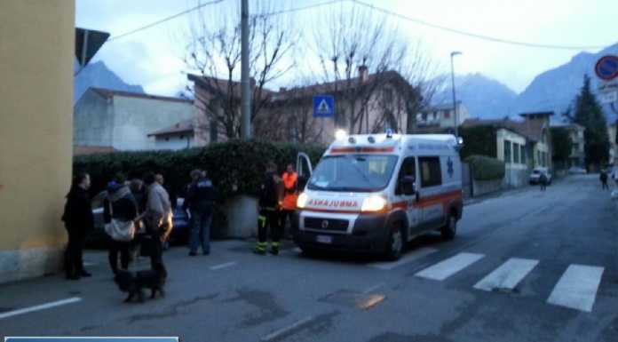 Scippa una donna, inseguito da alcuni giovani, lascia la borsa