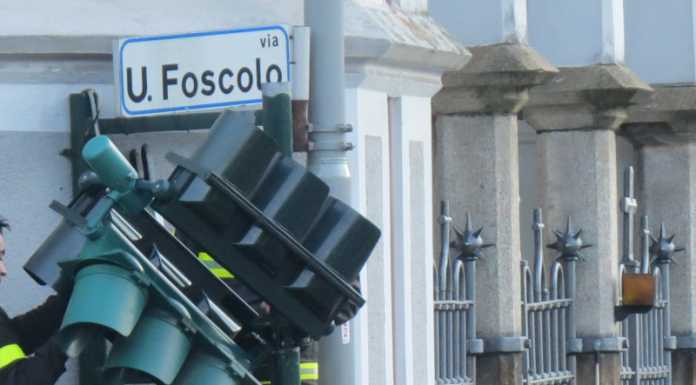 Lecco, camion stringe troppo la curva e rompe un semaforo