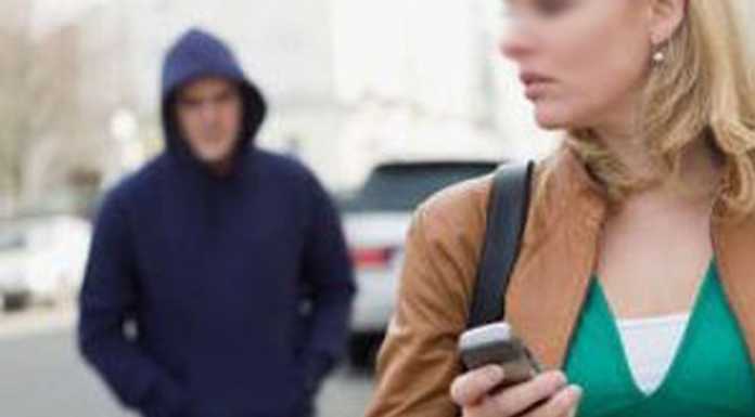 Aggredisce una donna e tenta di violentarla: arrestato