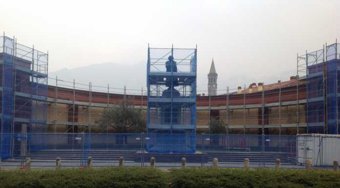 Monumento a Stoppani: pronte le impalcature, via al restauro