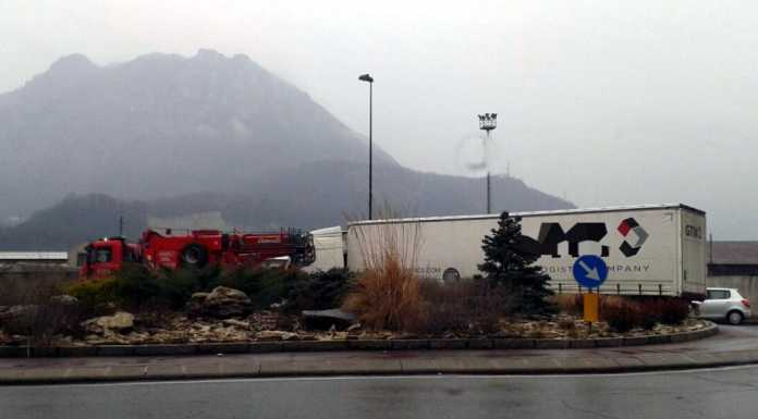 Tir bloccato al rondò di via Fiandra, intervengono i pompieri