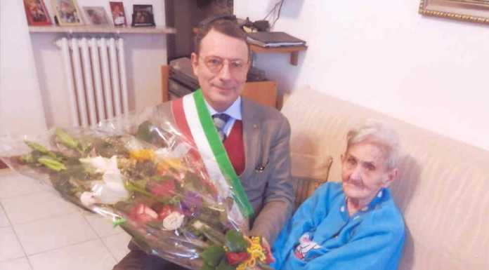 Calolzio: i fiori del sindaco per i 100 anni della sig.ra Ermelinda