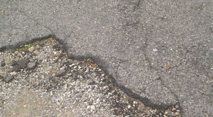 Inciampa in una buca e si ferisce ma “il Comune non mi rimborsa”