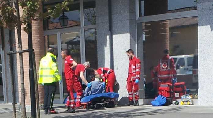 Violenta caduta per un anziano, soccorso fuori dal supermercato