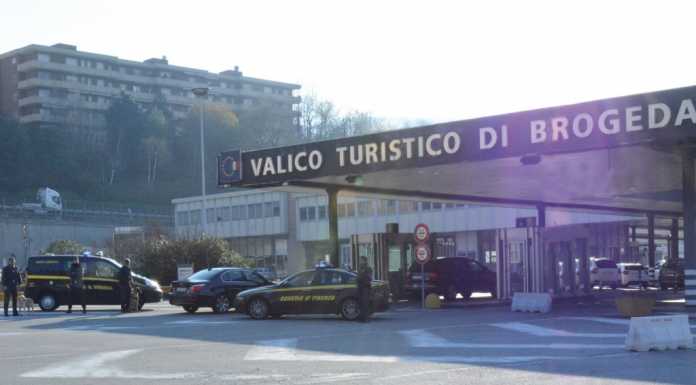 Non dichiara 85 mila euro: autista di pullman fermato in dogana