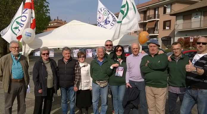 In 150 chiedono “asilo” ai gazebo leghisti di Oggiono e Barzanò