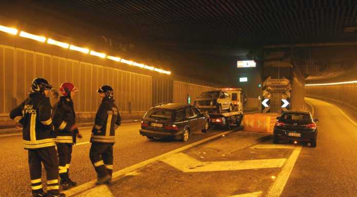 Lecco: auto sbanda nel tunnel, due feriti e rallentamenti