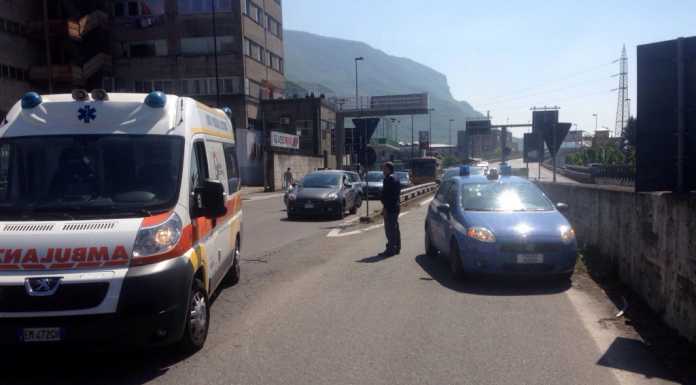 Scontro auto-moto allo svincolo di via Fiandra: ferito un 26enne