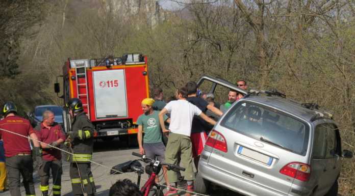 Parcheggio azzardato: auto in bilico. Ecco cos’è successo sulla Sp63